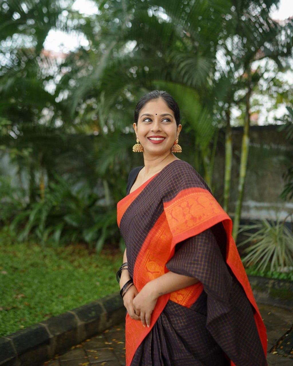 Pure Zari Richa Black-red Coloured Kanchipuram Silk Saree With Mesmorising Blouse