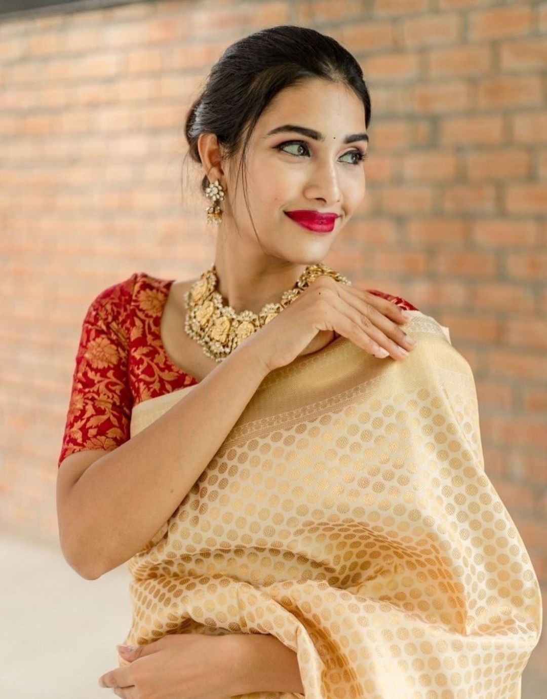 ARU OFF WHITE TRADITIONAL KANCHI SOFT SILK SARI WITH ATTACHED BLOUSE