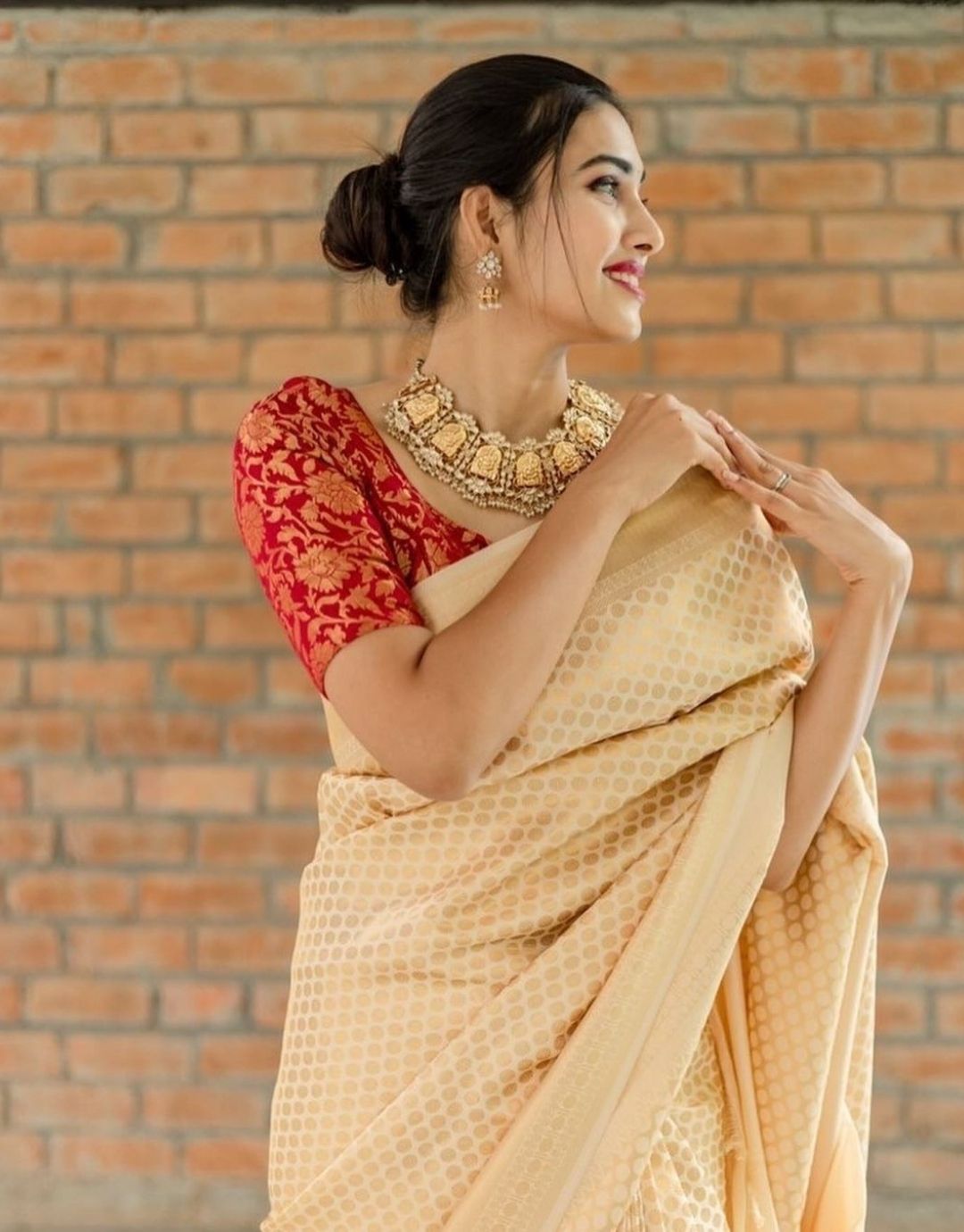 ARU OFF WHITE TRADITIONAL KANCHI SOFT SILK SARI WITH ATTACHED BLOUSE