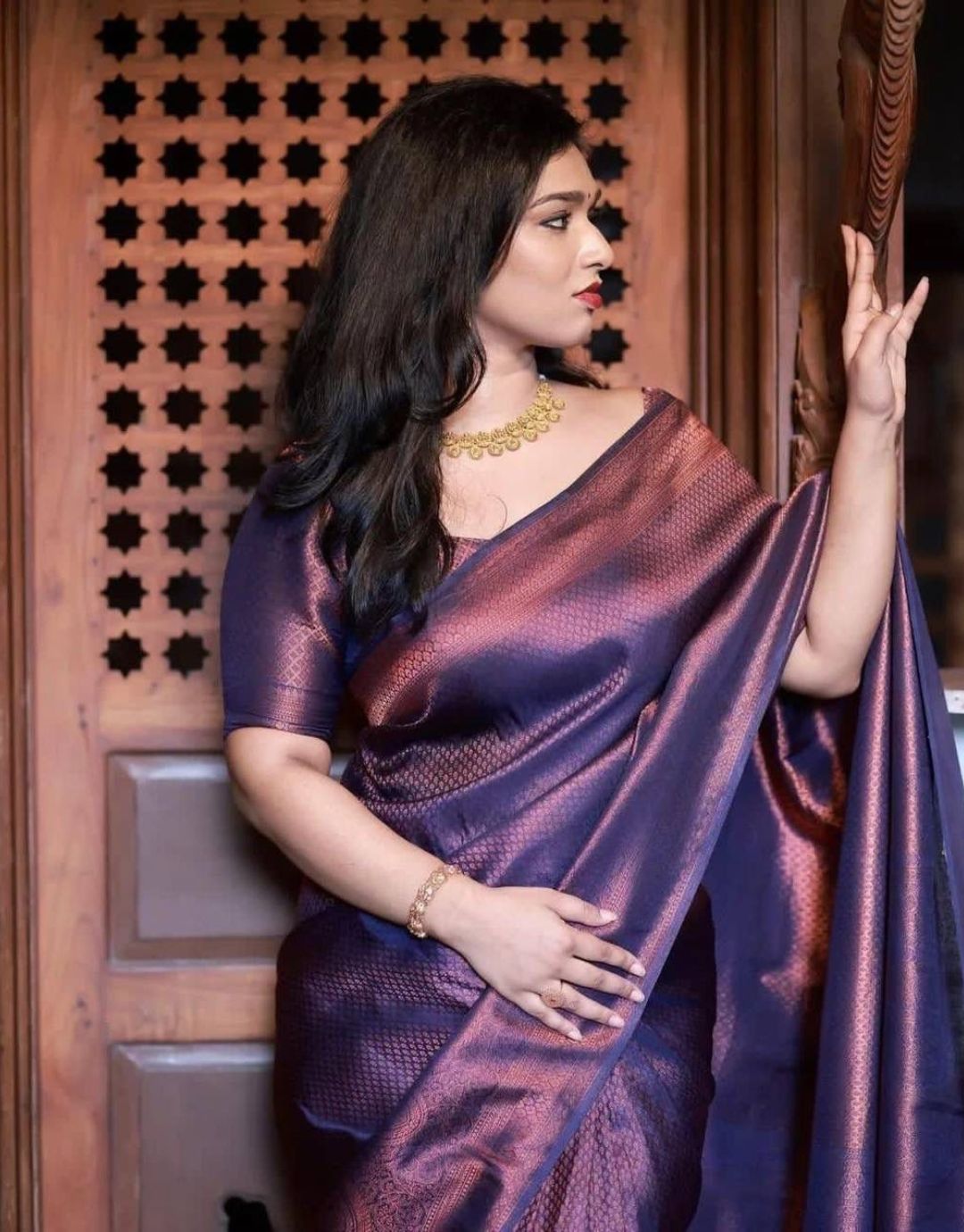 Namrata Navy Blue Soft Silk Saree With Chatoyant Blouse Piece