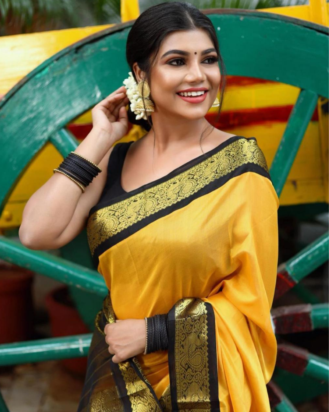 Standerd Yellow Saree On Black Patta Design With Attached Blouse