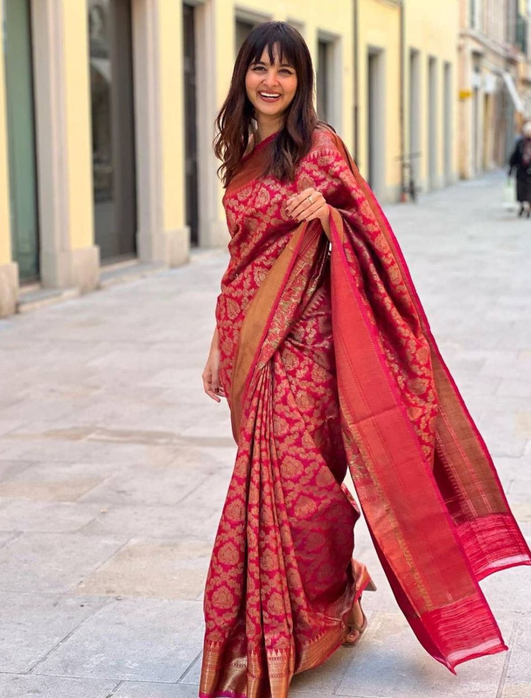 Soft Link Contrast Red Bordered Banarasi Linen Silk Saree For Woman With Intricate Midas Gold And Silver buy Zari Weaving