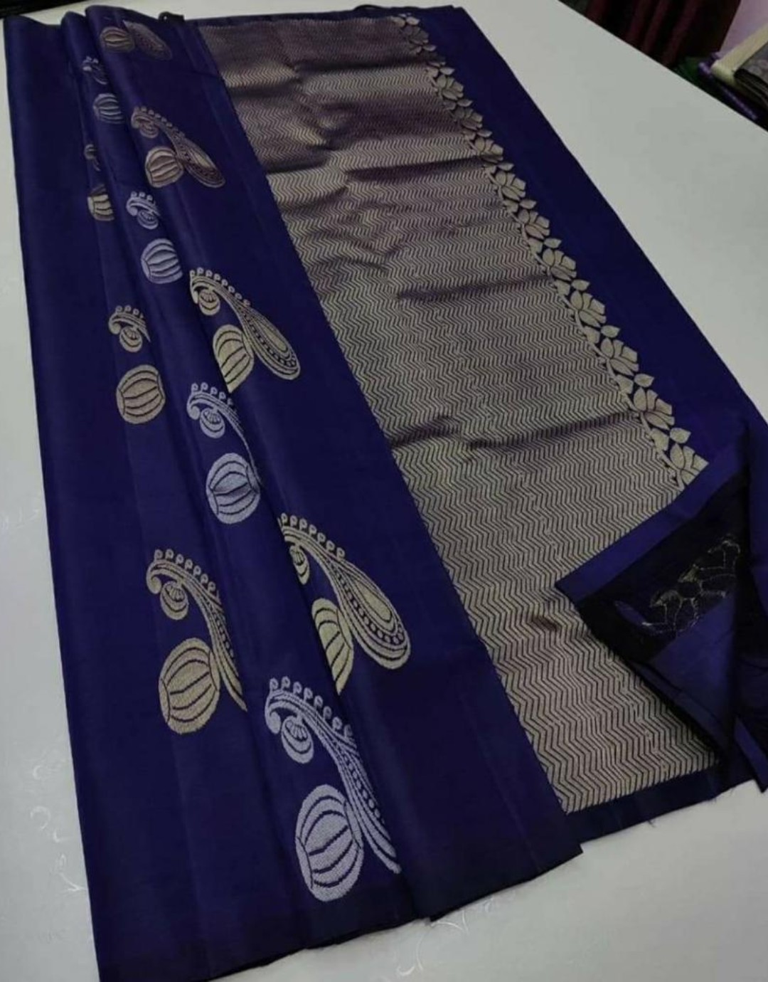 Lara NavyBlue Coloured Soft Silk Saree